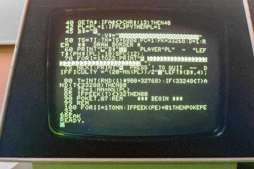 Monitor de Commodore CBM 3016 amb programa BASIC visible a la pantalla. Fotografia d'època que contextualitza la història dels llenguatges de programació, adequada per a alumnes de 10-12 anys.