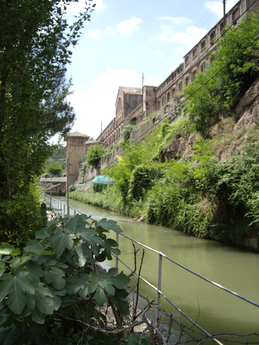 Colònia Vidal a Puig-reig, patrimoni industrial de Catalunya, que mostra les condicions de vida i treball a la Catalunya industrial.