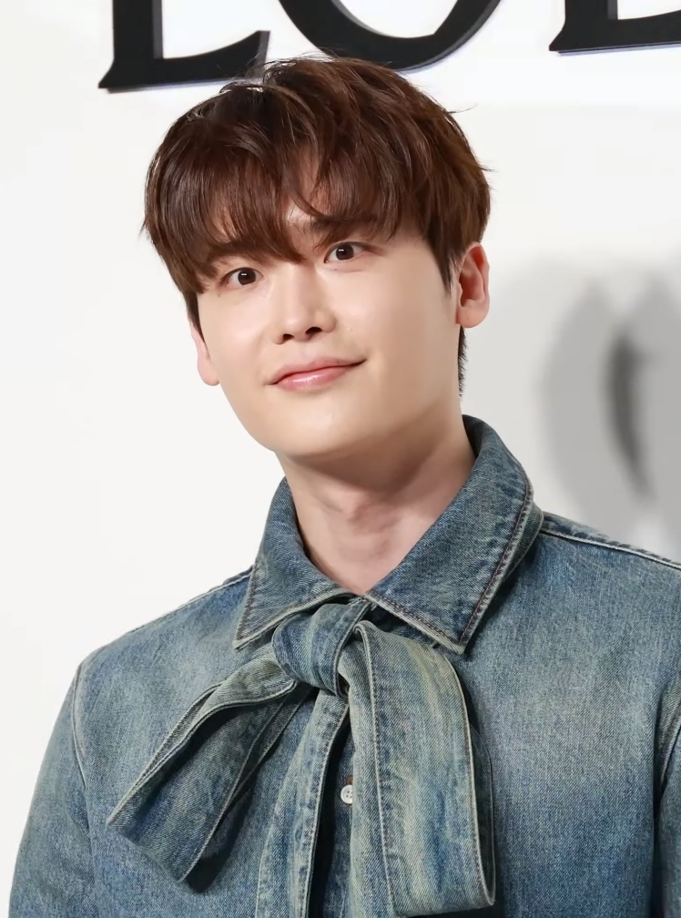 Lee Jong-suk, actor coreà reconegut, en una fotografia professional clara i nítida.