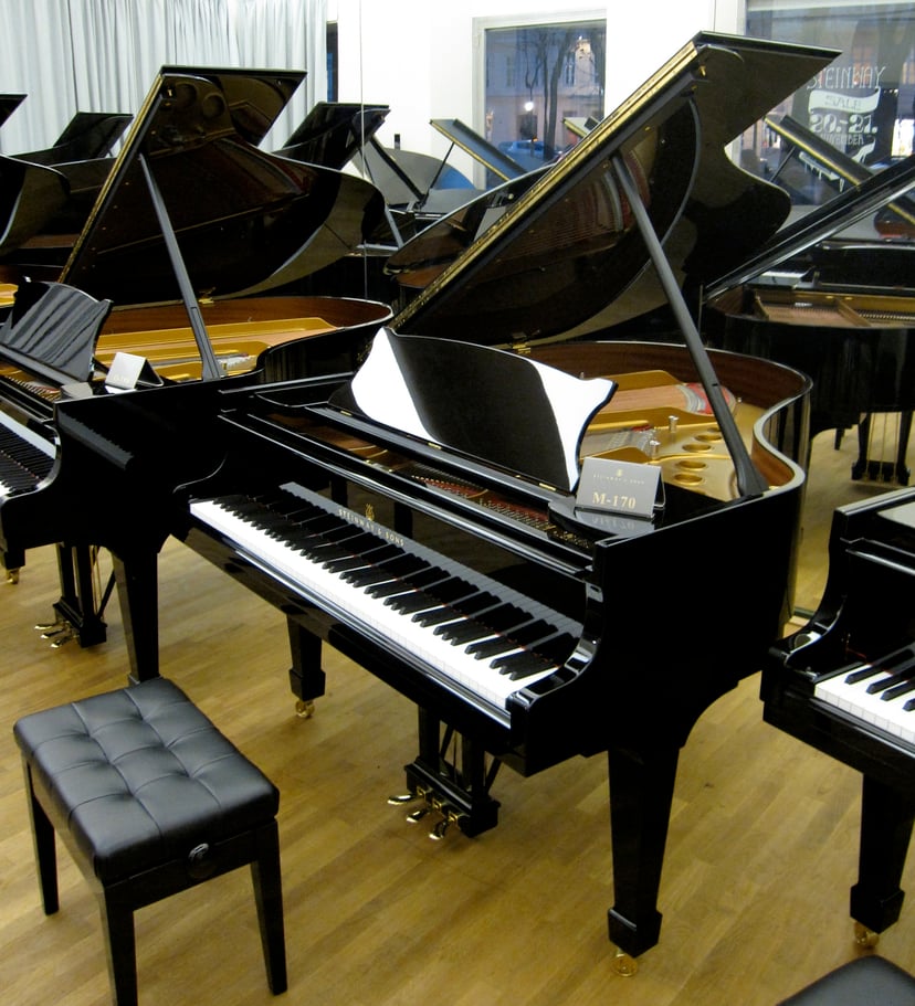 Un piano de cua Steinway & Sons. És molt elegant i gran.