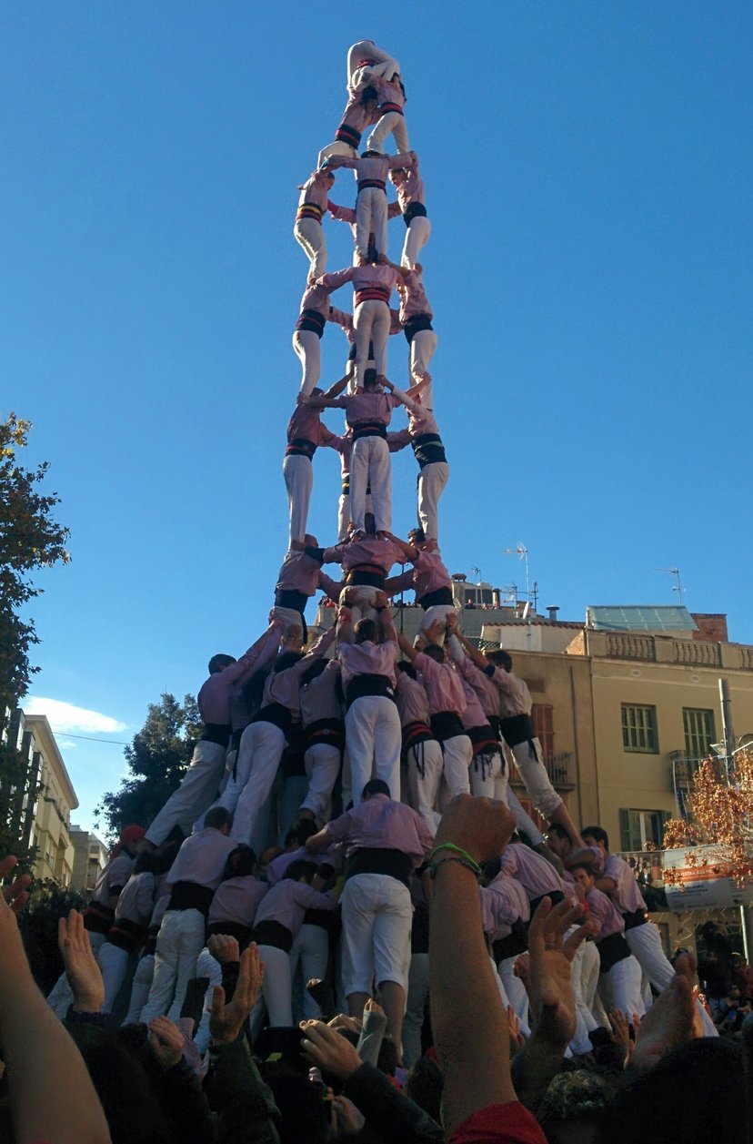 Primer 4 de 10 amb folre i manilles descarregat pels Minyons de Terrassa el 2015. Un gran èxit en la història dels castells.