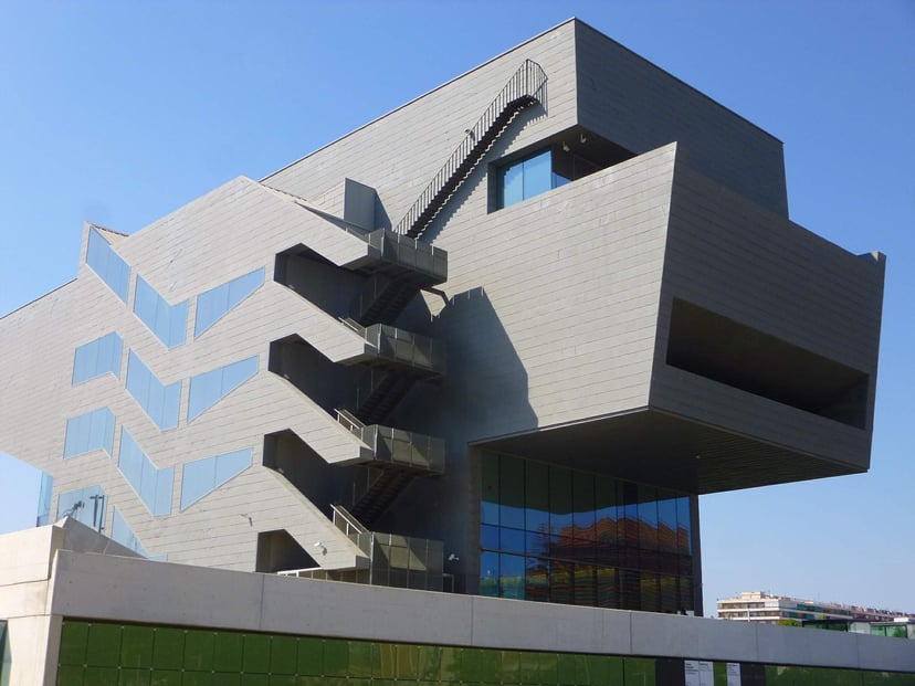 Aquest és un edifici a Barcelona. És el Museu del Disseny. Aquí aprenem sobre disseny i art.