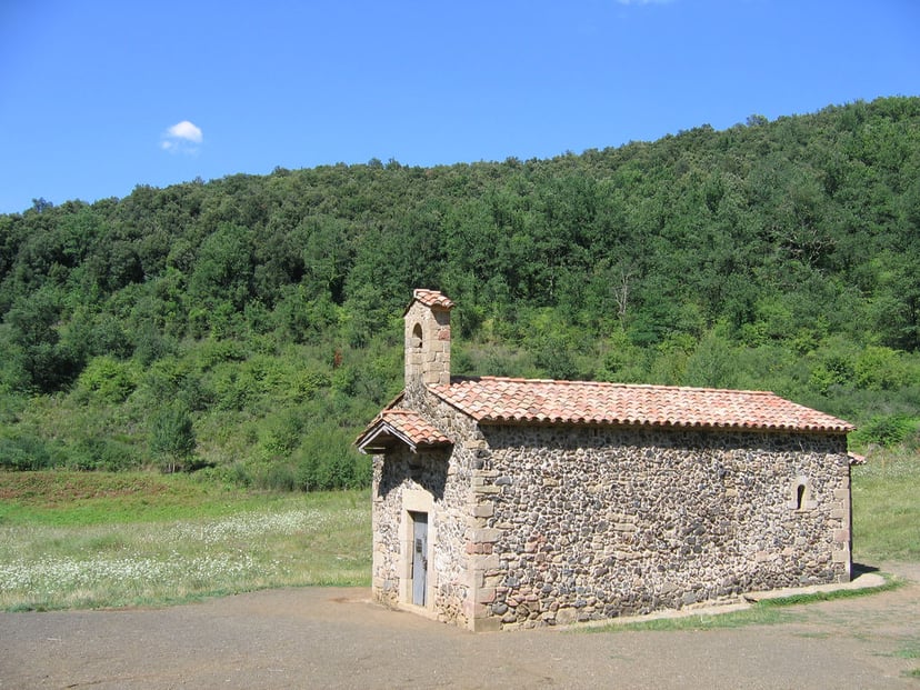 Aquest és el volcà de Santa Margarida a la Garrotxa. Té molta vegetació i és verd. Els volcans poden ser grans i petits.