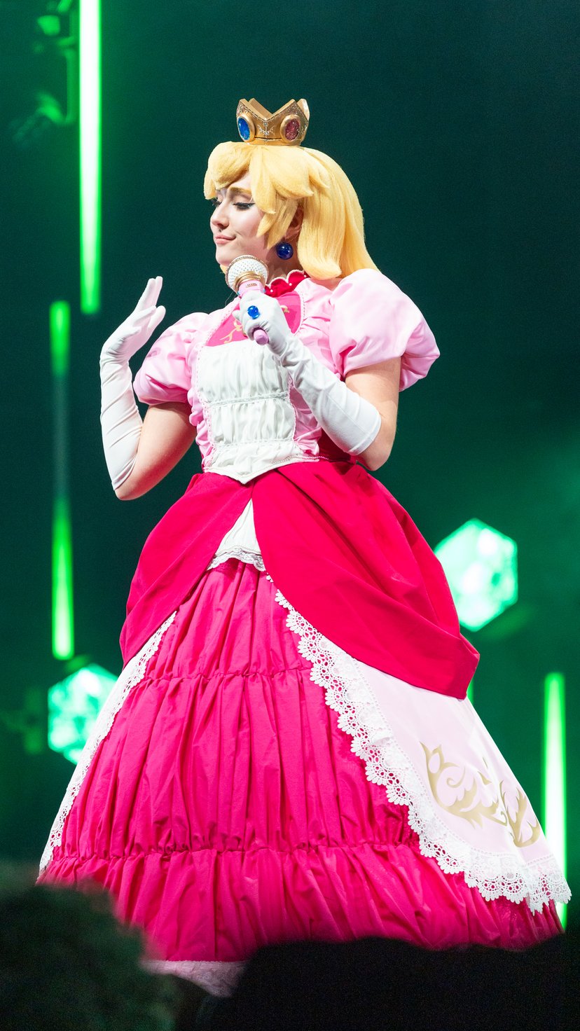 Imatge de la Princesa Peach en cosplay, que mostra la representació visual d'un personatge fictici en la cultura popular.