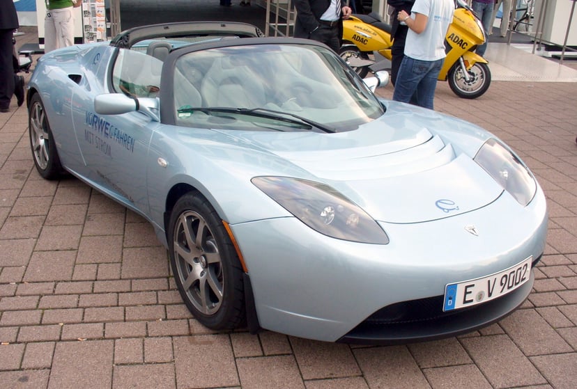 Cotxe elèctric Tesla Roadster (Viquipèdia). Fotografia que mostra un model clau en la revolució moderna dels cotxes elèctrics, destacant la tecnologia i innovació actuals.