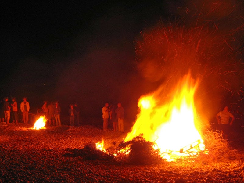 Foguera a la platja de l'Almadrava, Marina Alta. Les fogueres són una part molt important de la Nit de Sant Joan.