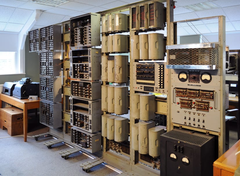 Aquest és un computador mecànic anomenat Harwell Dekatron. És un dels primers ordinadors que es van fer.