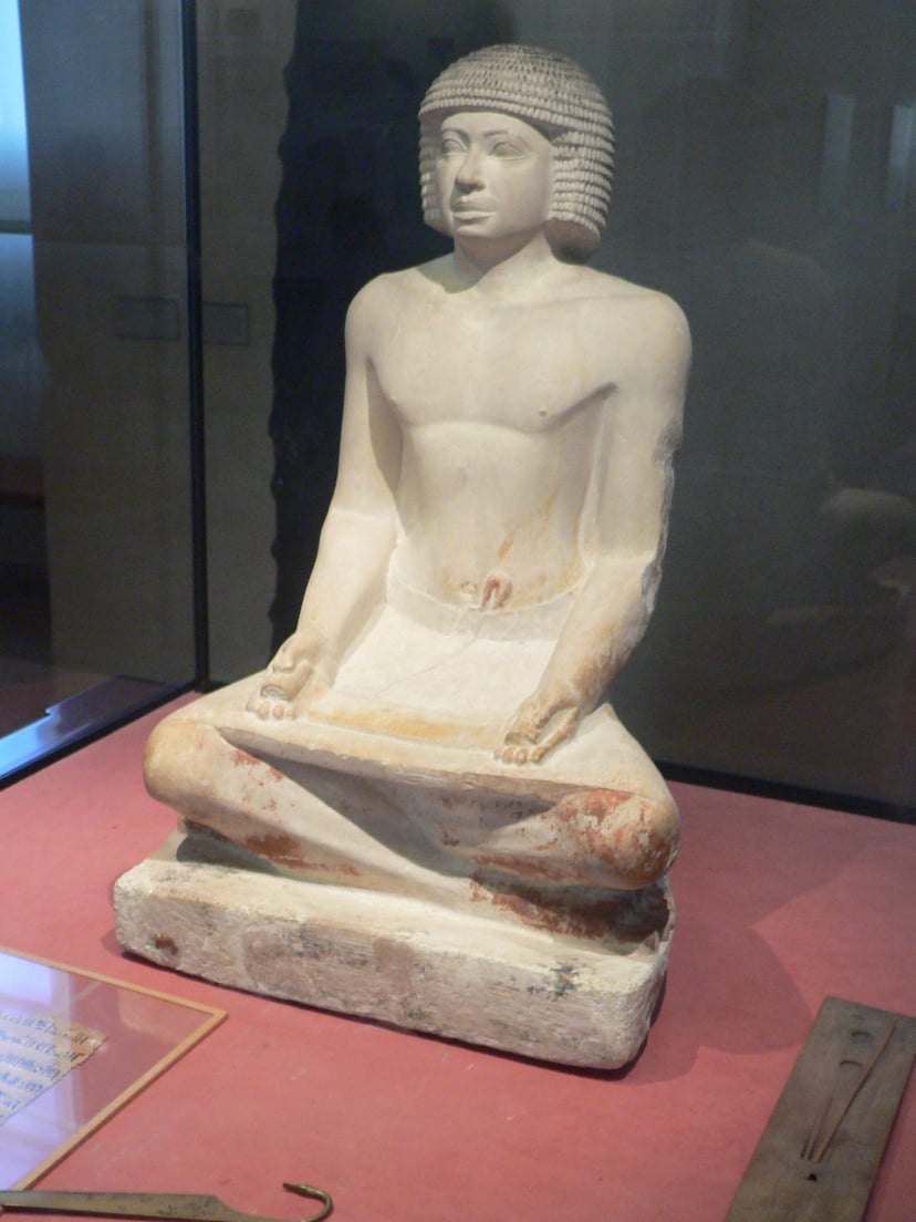 Estàtua d'un escriba egipci, que escrivia i ajudava a guardar la història.