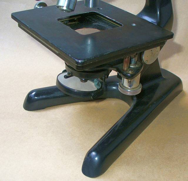 Part mecànica d’un microscopi compost monocular, anomenada platina.