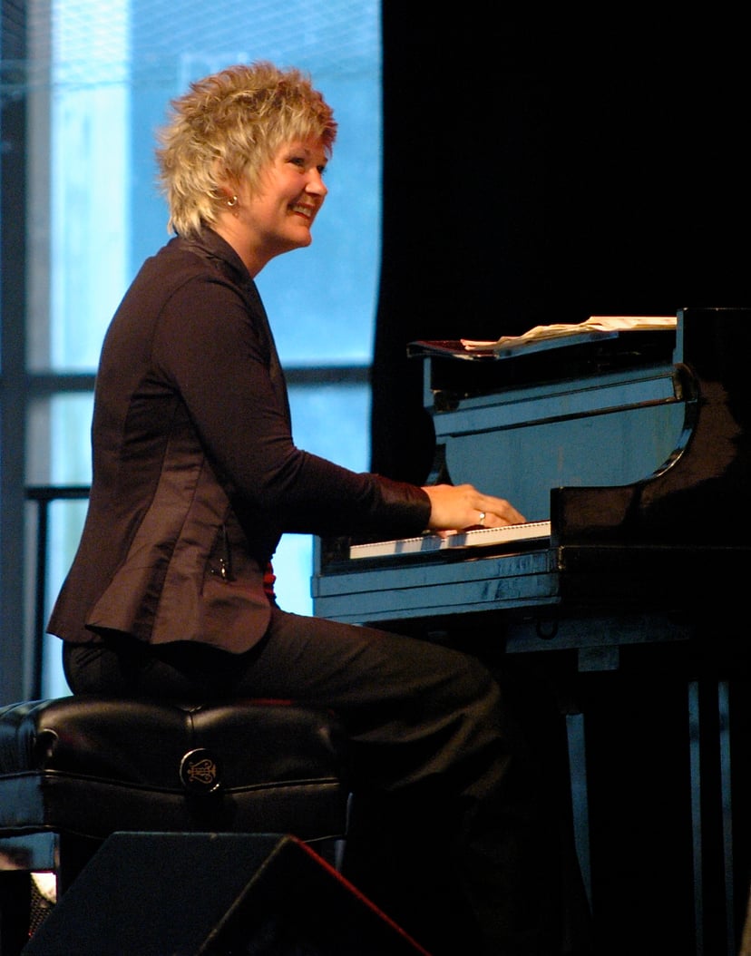 Un pianista de jazz tocant el piano. Mira com toca amb les mans!