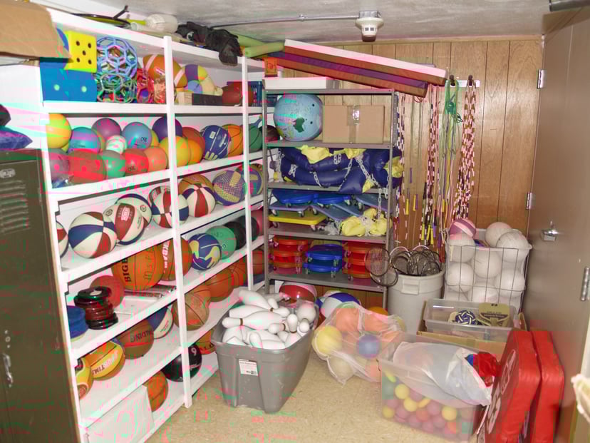 Fotografia d'equipament d'educació física a una escola, que mostra materials utilitzats per a l'activitat física.