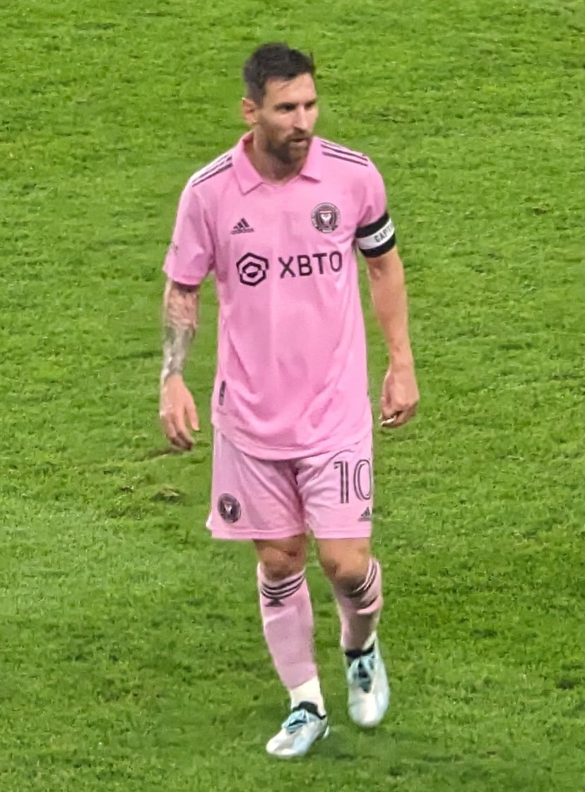 Messi juga amb amics i la seva família l'anima.