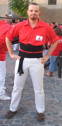 Camisa, faixa i mocador. Són les robes dels castellers.
