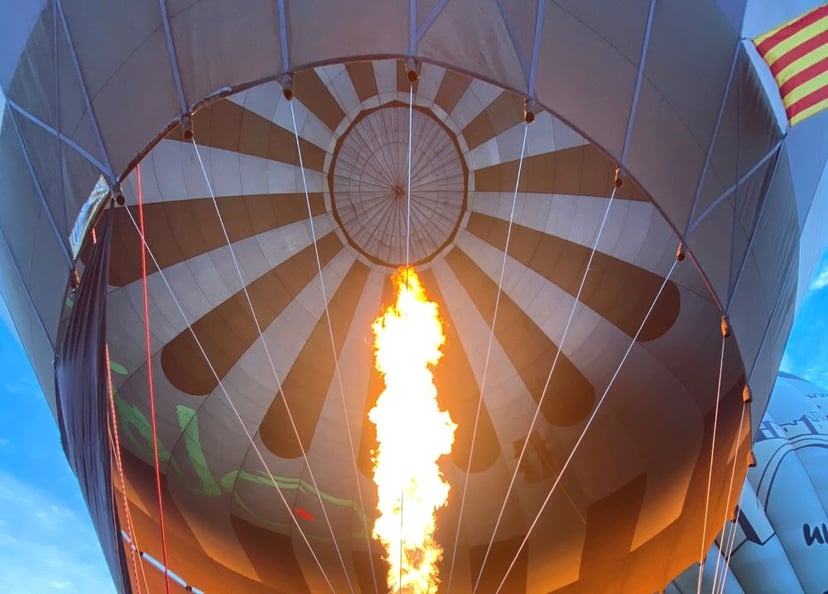 Revetlla de Sant Joan, nit de foc i festa. Ambient festiu amb fogueres i música.
