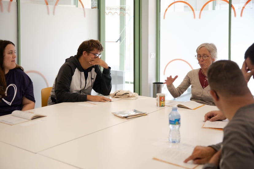 Fotografia d'una lectura participativa de "La crida del bosc" a la Biblioteca Caterina Figueras de Tona, fomentant el gust per la lectura i el diàleg.