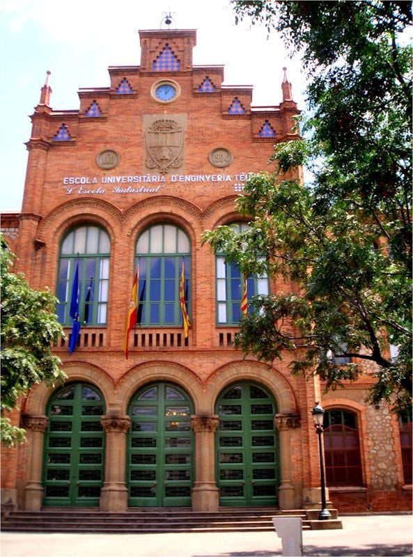 Façana principal de l’Escola Industrial de Terrassa, un edifici històric relacionat amb l'educació i la indústria.