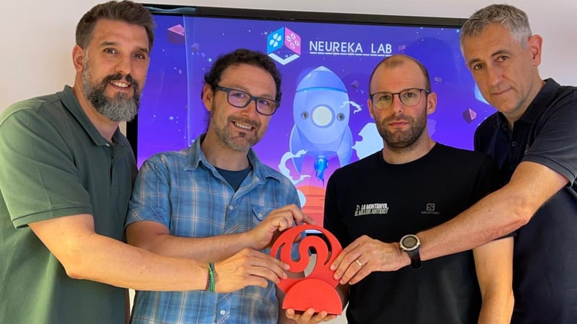 Aquesta foto mostra nens aprenent amb l'ajuda de la intel·ligència artificial a l'escola.