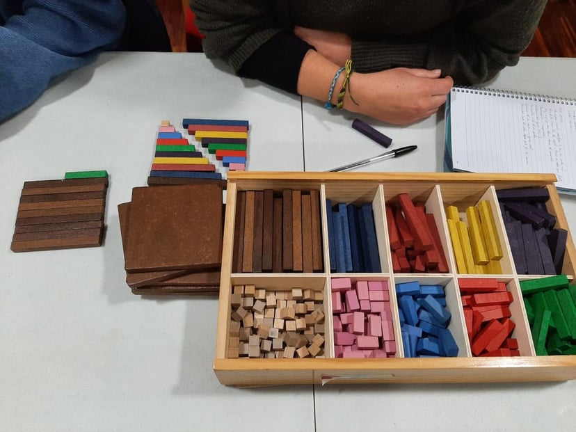 Reglets numèrics de la M. Antònia Canals, representació dels nombres naturals, una eina manipulativa molt adequada per a nens de 6-8 anys que fomenta el gust per la lectura i el diàleg.