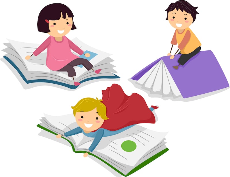 Nens llegint a casa amb llibres, fomentant la lectura com a activitat familiar i educativa.